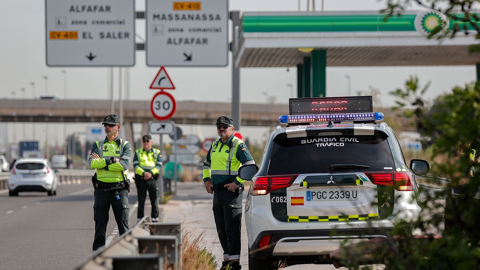 Una patrulla de la Guardia Civil de Tráfico realiza un control de velocidad en la autovía V-31