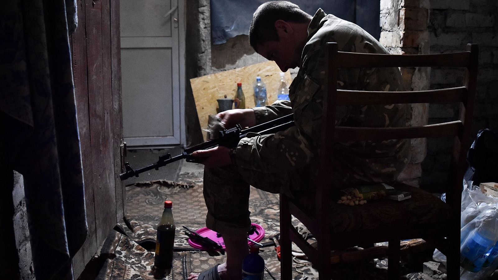 Un militar de la 141.ª brigada de infantería separada de Ucrania limpia su arma