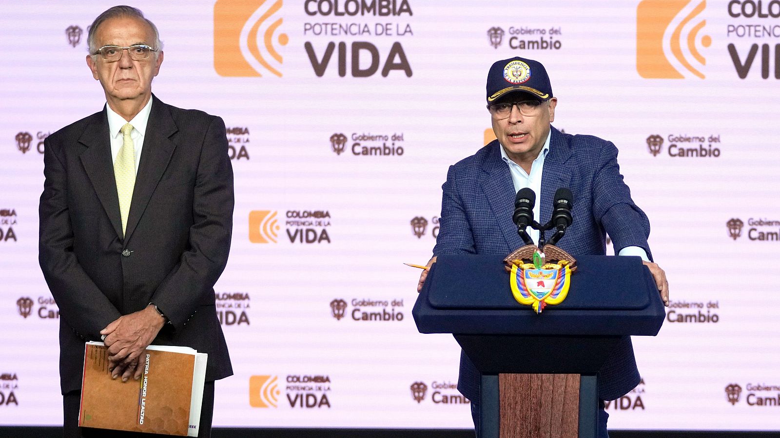 El presidente de Colombia, Gustavo Petro, junto al ministro de Defensa, Iván Velásquez