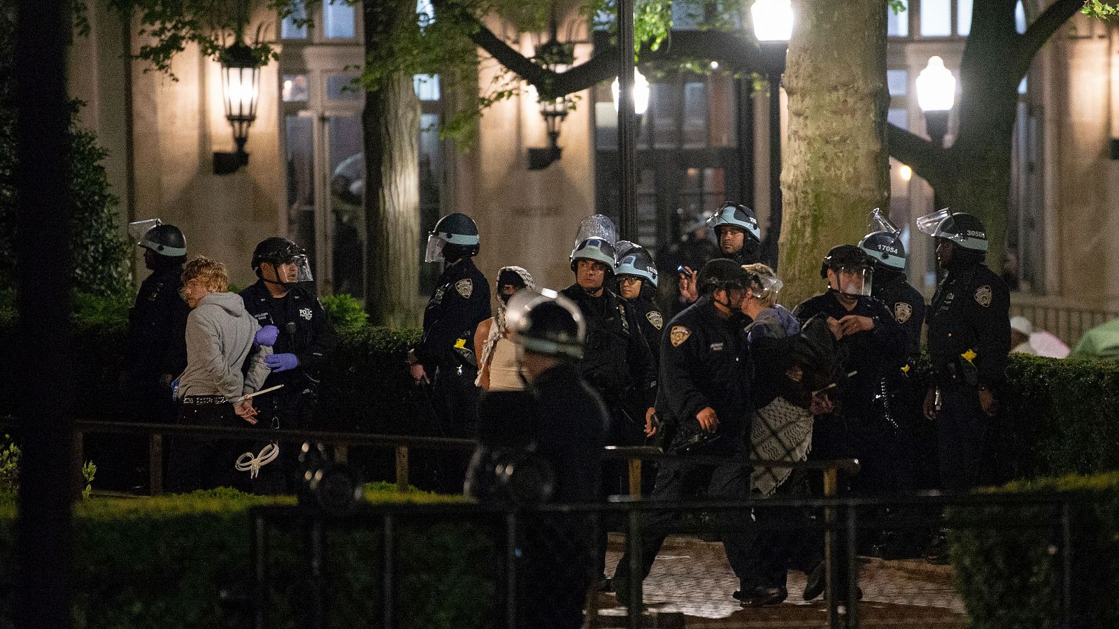 La Policía desaloja el edificio ocupado en la Universidad de Columbia y detiene a los estudiantes