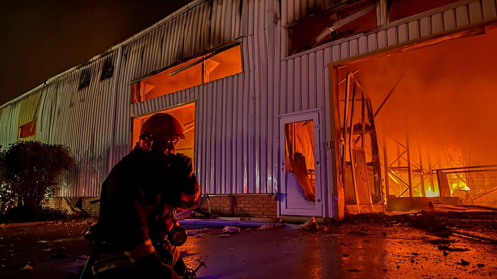 Las instalaciones de la empresa de correos ucraniana, Nova Poshta, arden en Odesa tras un ataque uso