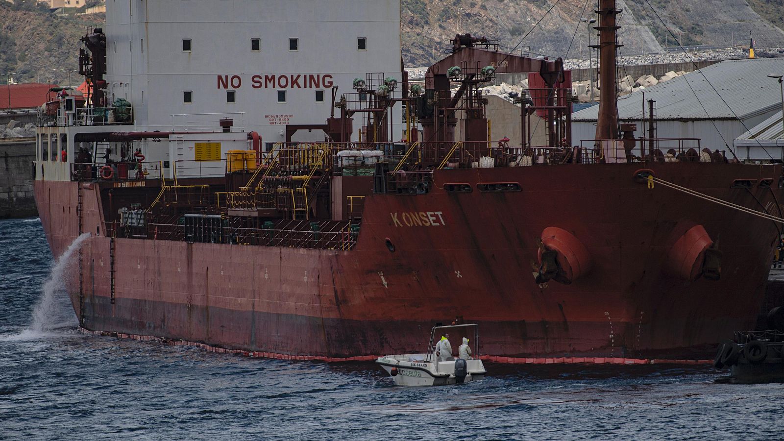 Controlado uno de los vertidos "más graves" de Ceuta: el petrolero turco "K Onset" vertió 25.000 litros de fuel