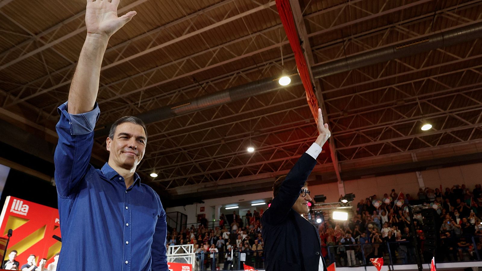 Pedro Sánchez i Salvador Illa saludant en el míting d'aquest dijous a Sant Boi de Llobregat