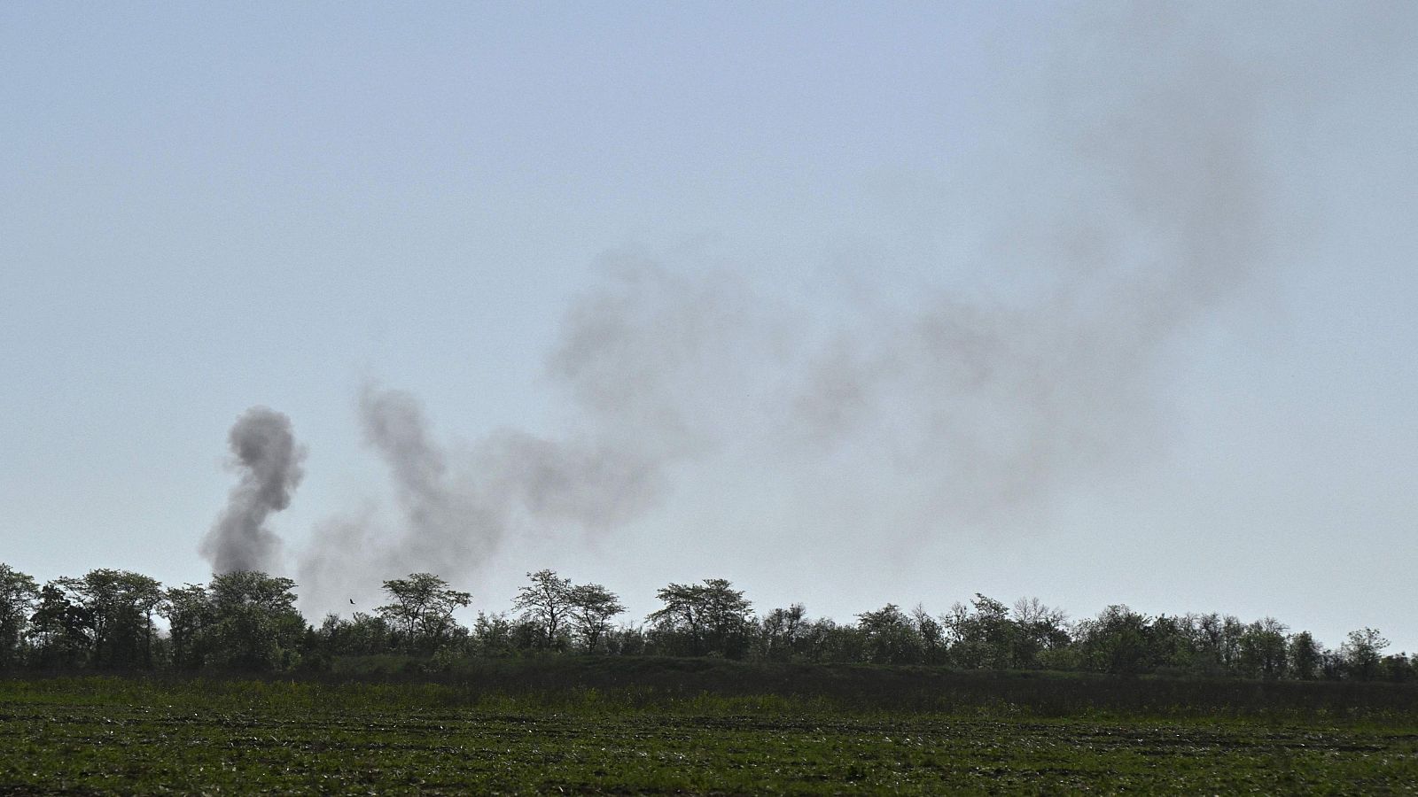 Humo negro se eleva tras un bombardeo en la zona de Chasiv Yar, región de Donetsk