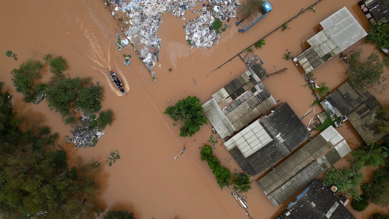 Fotografía aérea del desbordamiento del río Jacuí en el municipio de Canoas, en Porto Alegre (Brasil).