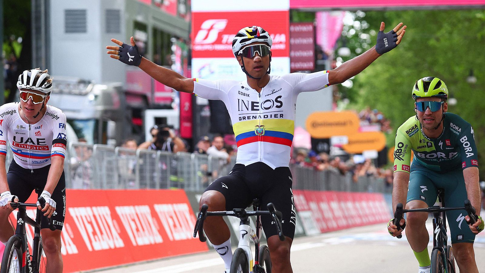 Narváez vence por delante de Pogacar y se enfunda la primera maglia rosa del Giro