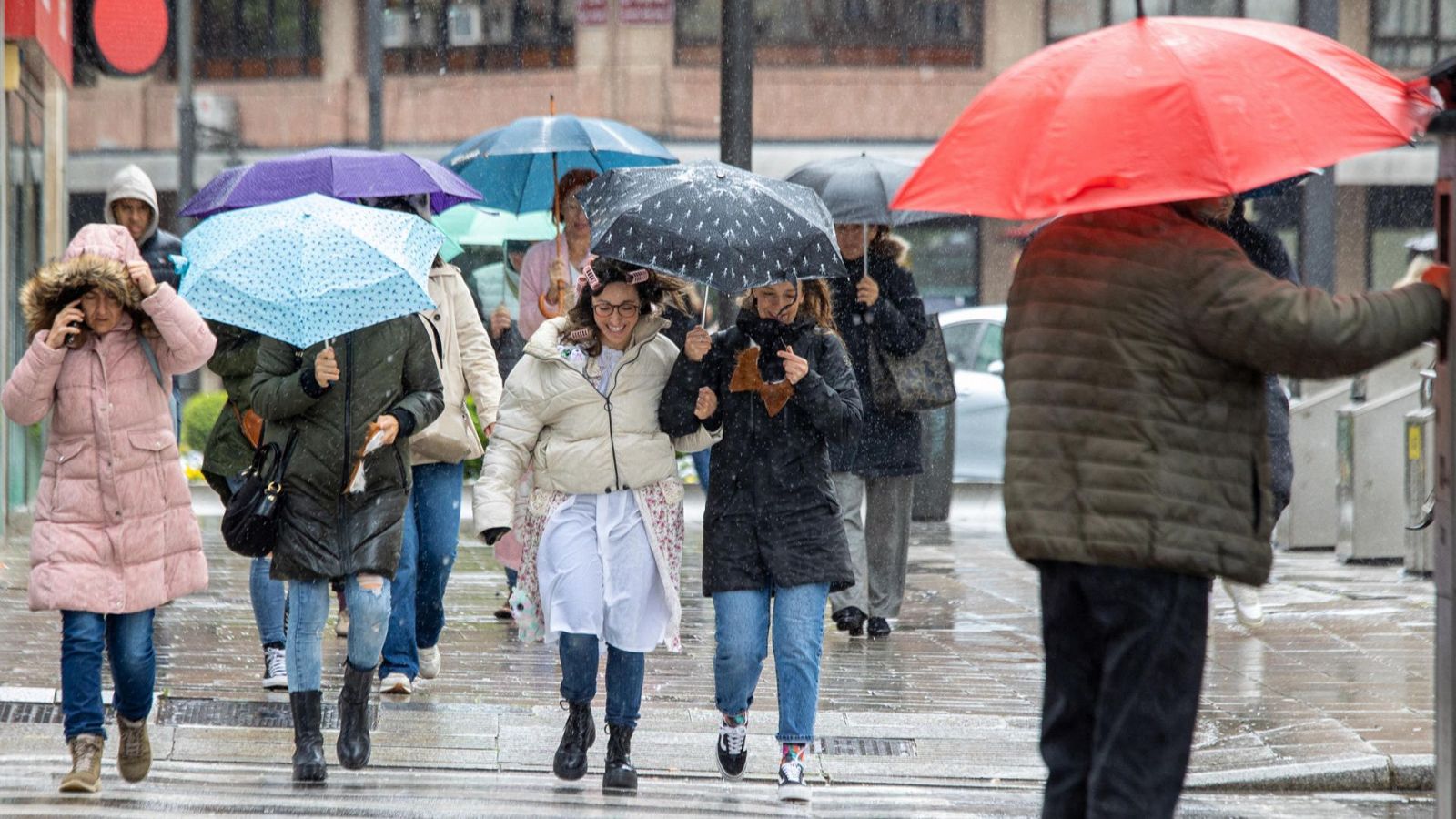 La gente se protege con paraguas de la tormenta en Logroño.