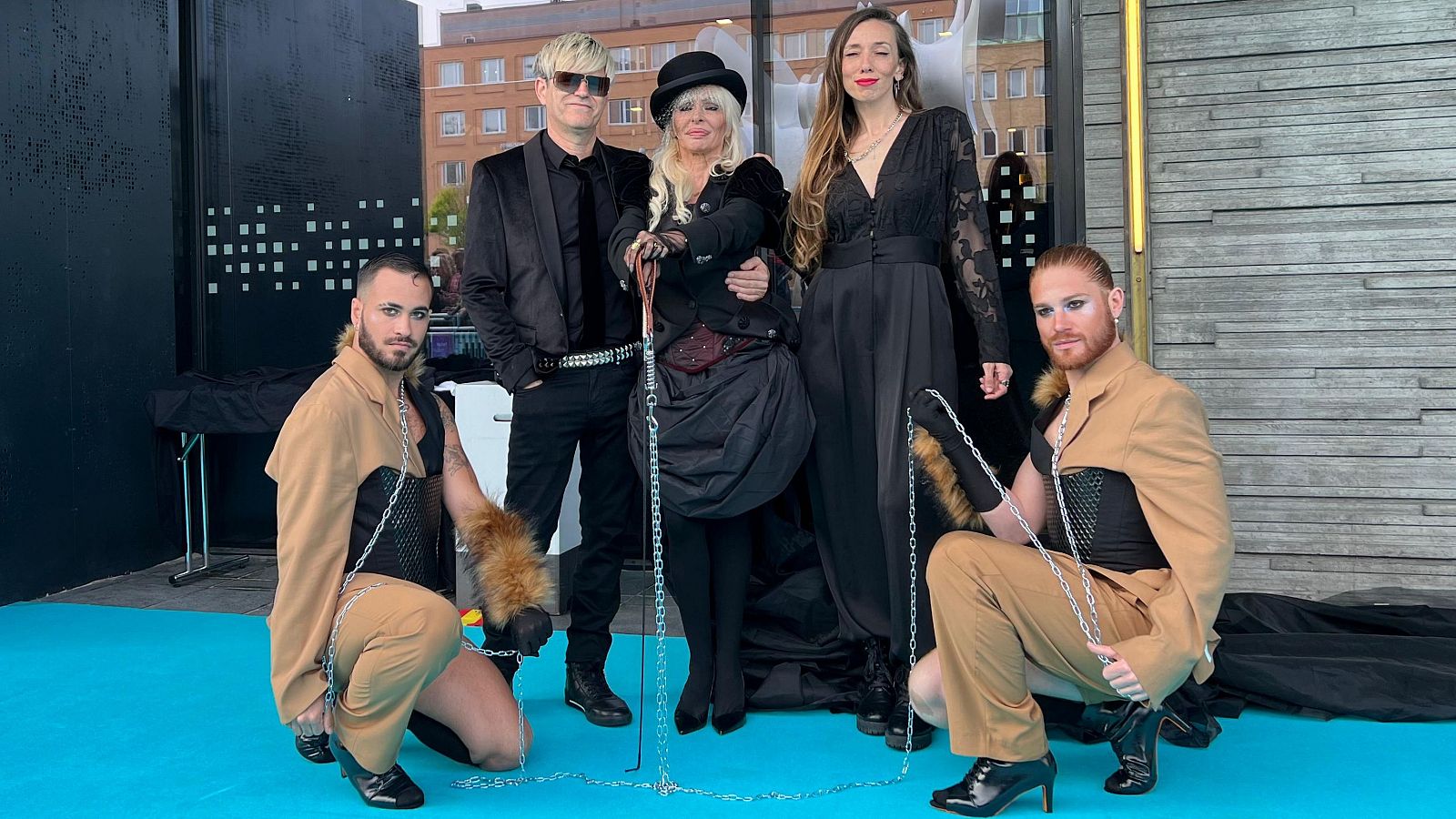 Nebulossa y su equipo con el vestuario de presentación de candidatura en la Welcome Party de Eurovisión 2024