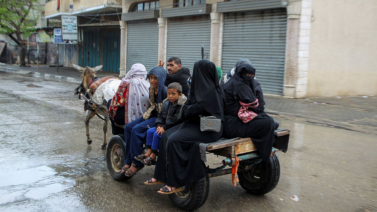 Un grupo de personas huye del este de Ráfah tras la orden de evacuación de Israel