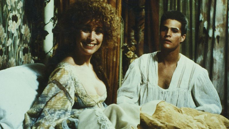 Un imagen de la serie 'El jardín de Venus', con Verónica Forqué en primer plano, sentada en una cama