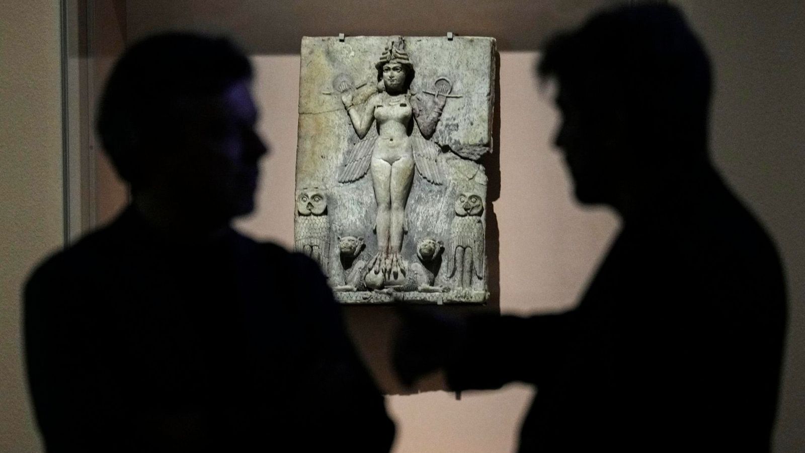 Varias personas observan la escultura de "Inanna Ishtar diosa mesopotamica" en una de las salas del CaixaForum Barcelona, que presenta en colaboración con el British Museum la exposición "Veneradas y temidas. El poder femenino en el arte y las creencias", que explora a través de 166 piezas, desde la prehistoria al siglo XXI, el papel que diosas, demonios o brujas tienen en la identidad de género.