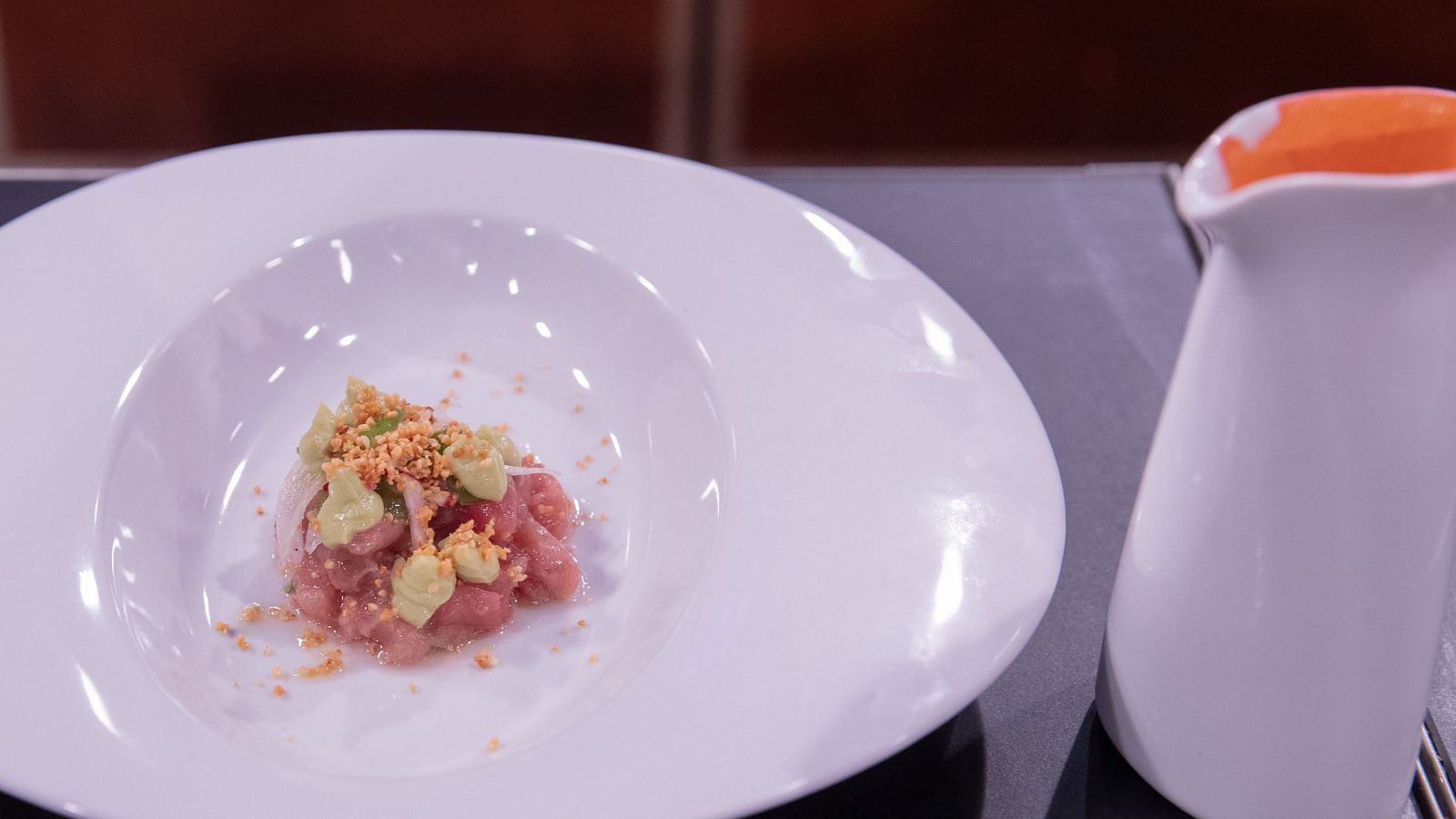 La receta de gazpacho de cerezas con tartar de bonito de Ángela en MasterChef 12