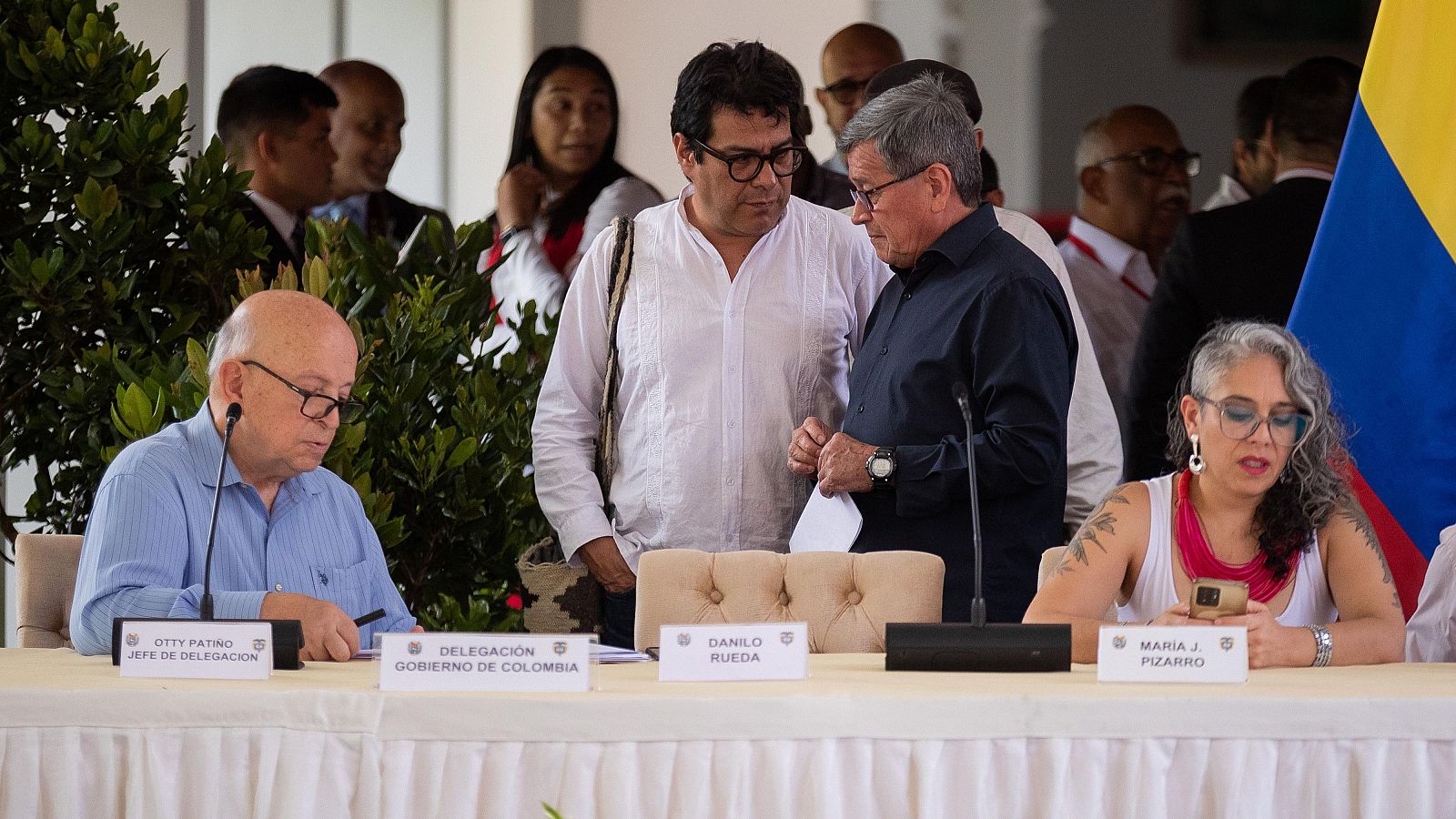 El jefe de la delegación del ELN, Pablo Beltran, con el representante del Gobierno de Colombia, Camilo Rueda, durante el cuatro ciclo de diálogos de paz