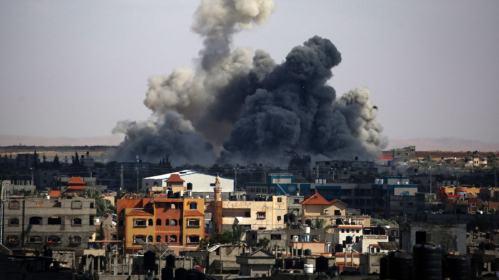 El humo se eleva sobre Ráfah, en la Franja de Gaza, tras un bombardeo israelí