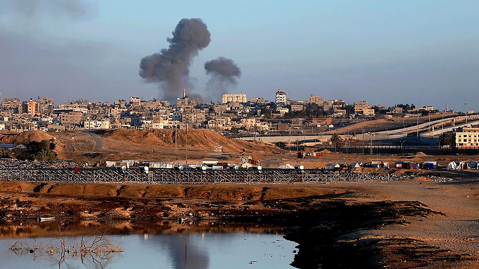 Israel se toma puente fronterizo de Rafah.