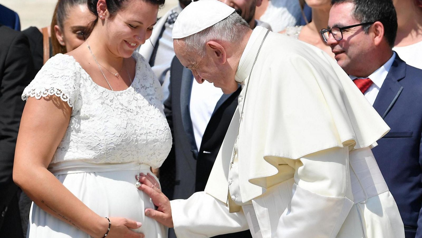 El papa Francisco bendice a una embarazada durante la audiencia general de los miércoles en la plaza de San Pedro en el Vaticano.