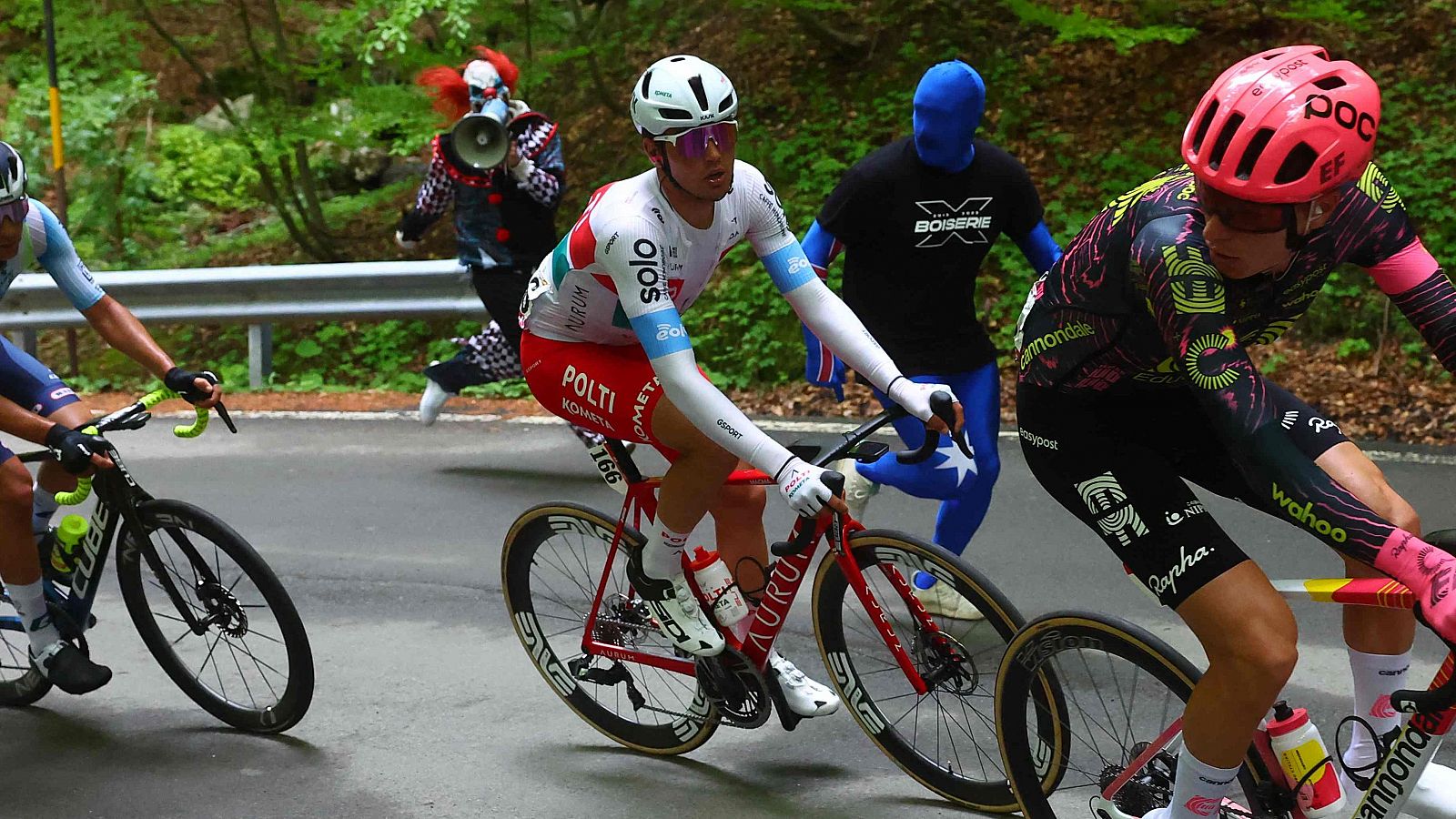 Fran Muñoz (centro), escapado en la 4ª etapa del Giro de Italia 2024