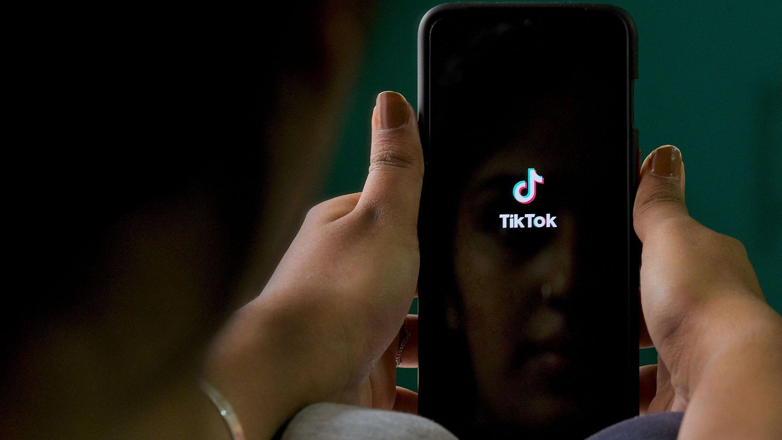 Un móvil con el logo de TikTok