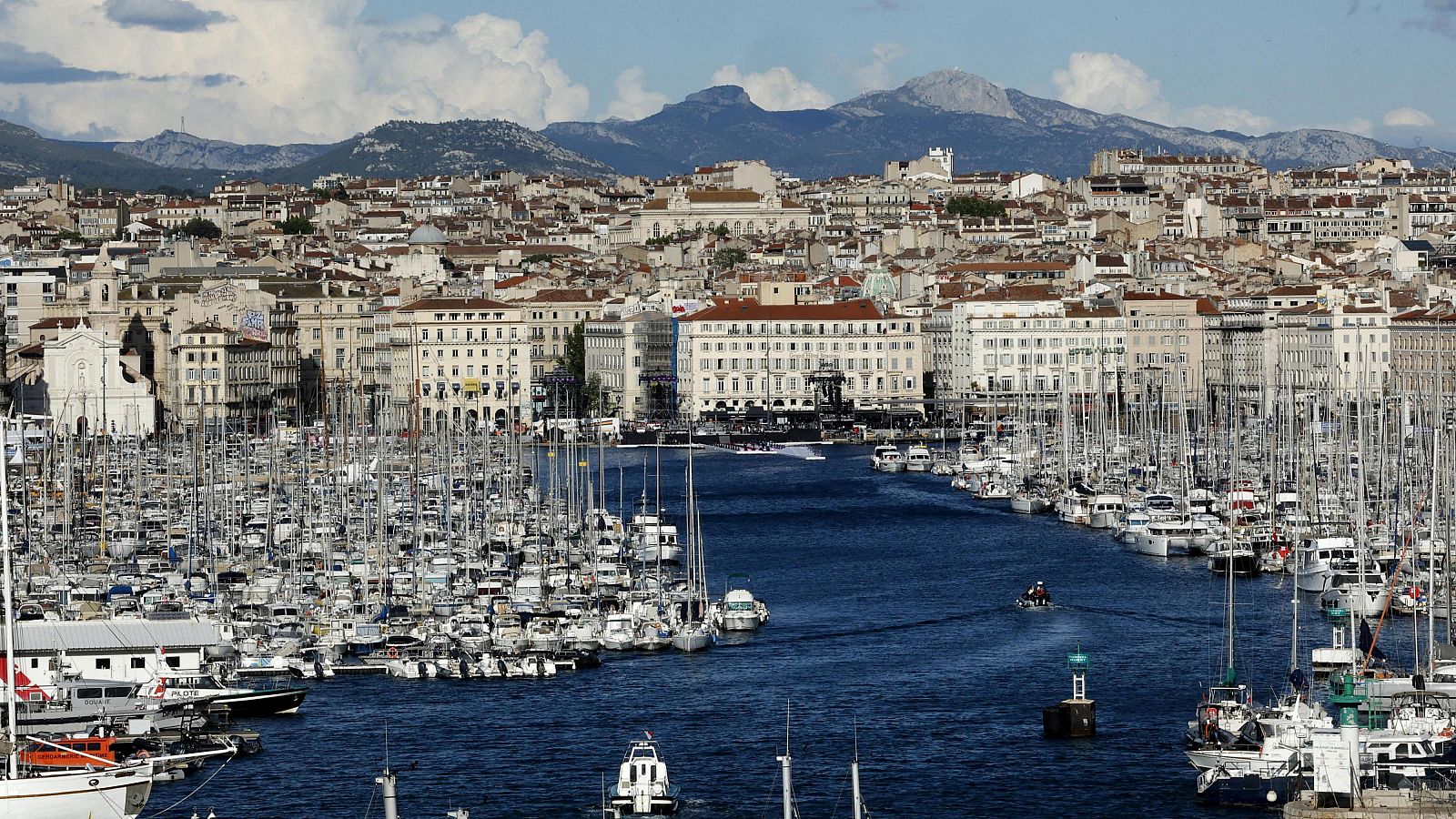 Vista de la ciudad francesa de Marsella, con su gran puerto en primer término