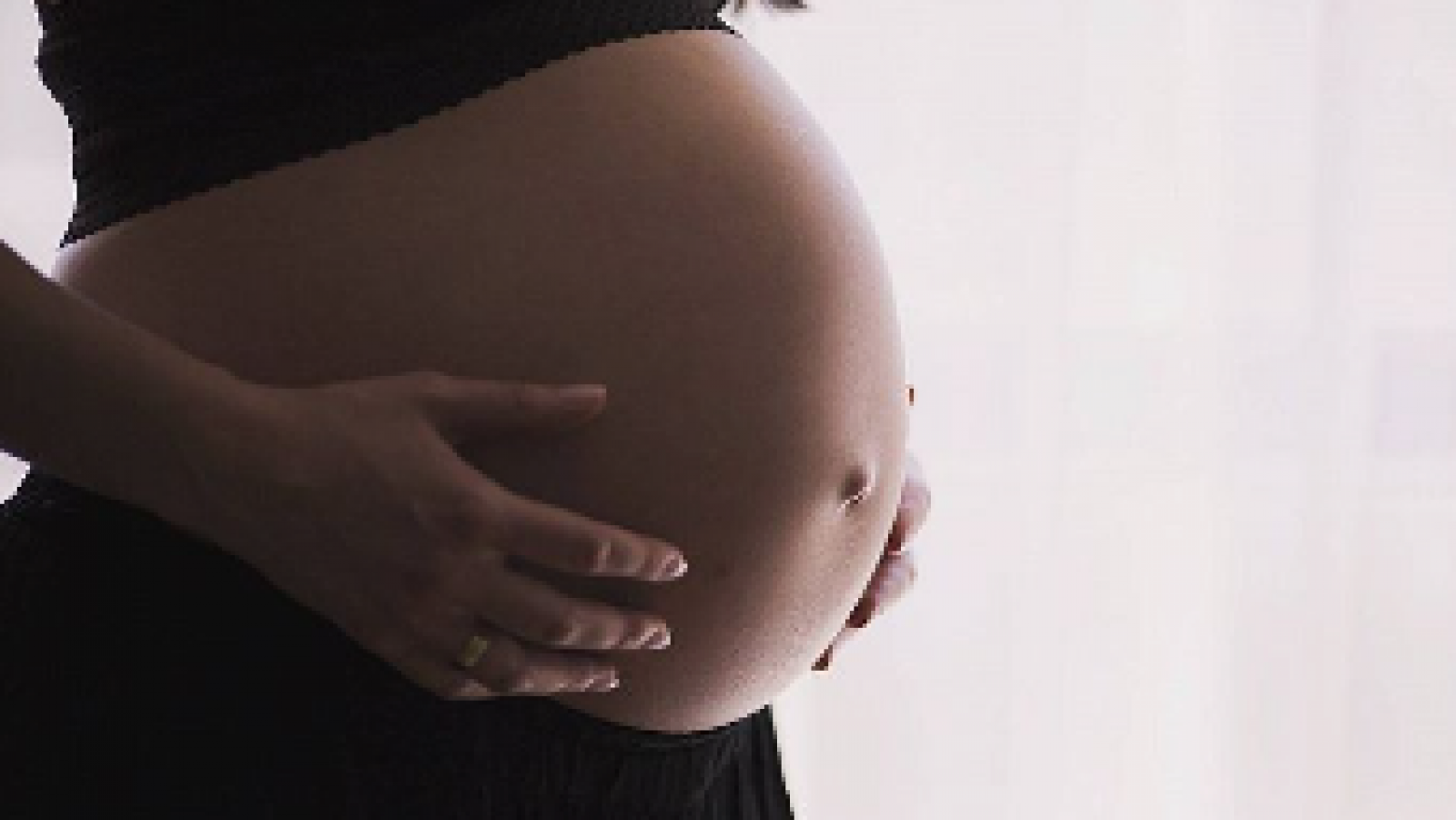 Mujer embarazada sostiene su vientre