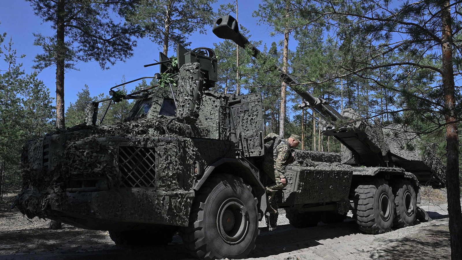 Un militar ucraniano de la 45.ª Brigada de Artillería junto a un obús autopropulsado de fabricación sueca "Archer Artillery System"