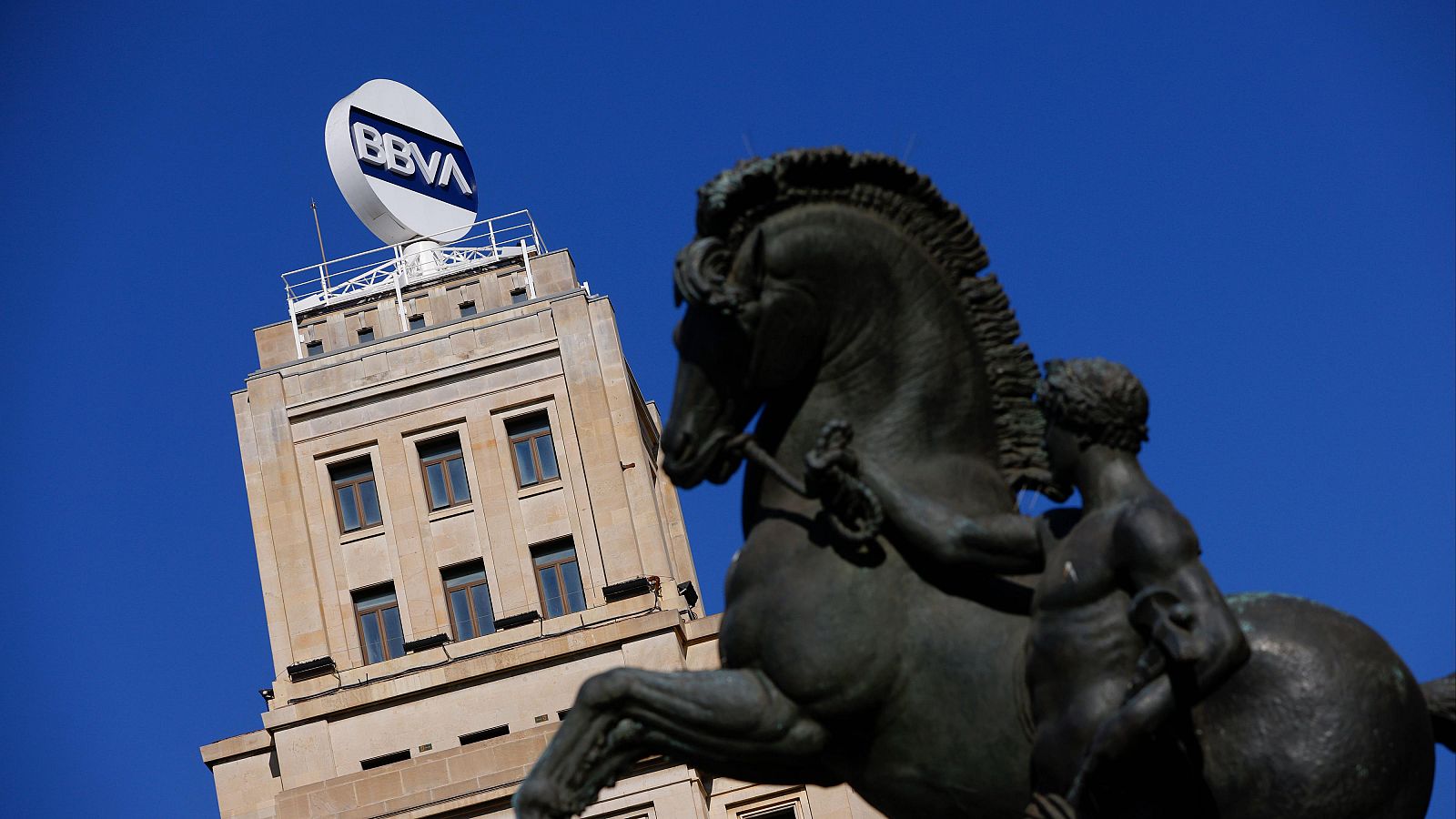 Claves de la opa de BBVA a Sabadell: Vista de la antigua sede del BBVA en la Plaza de Cataluña de Barcelona