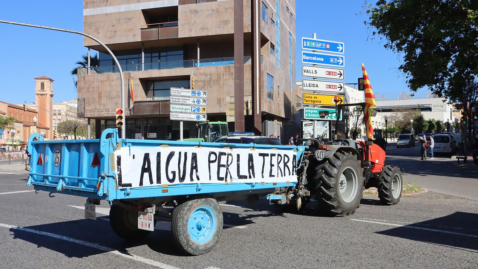 Una trentena de tractors tallen el centre de Tarragona per reclamar una millor gestió de l'aigua.