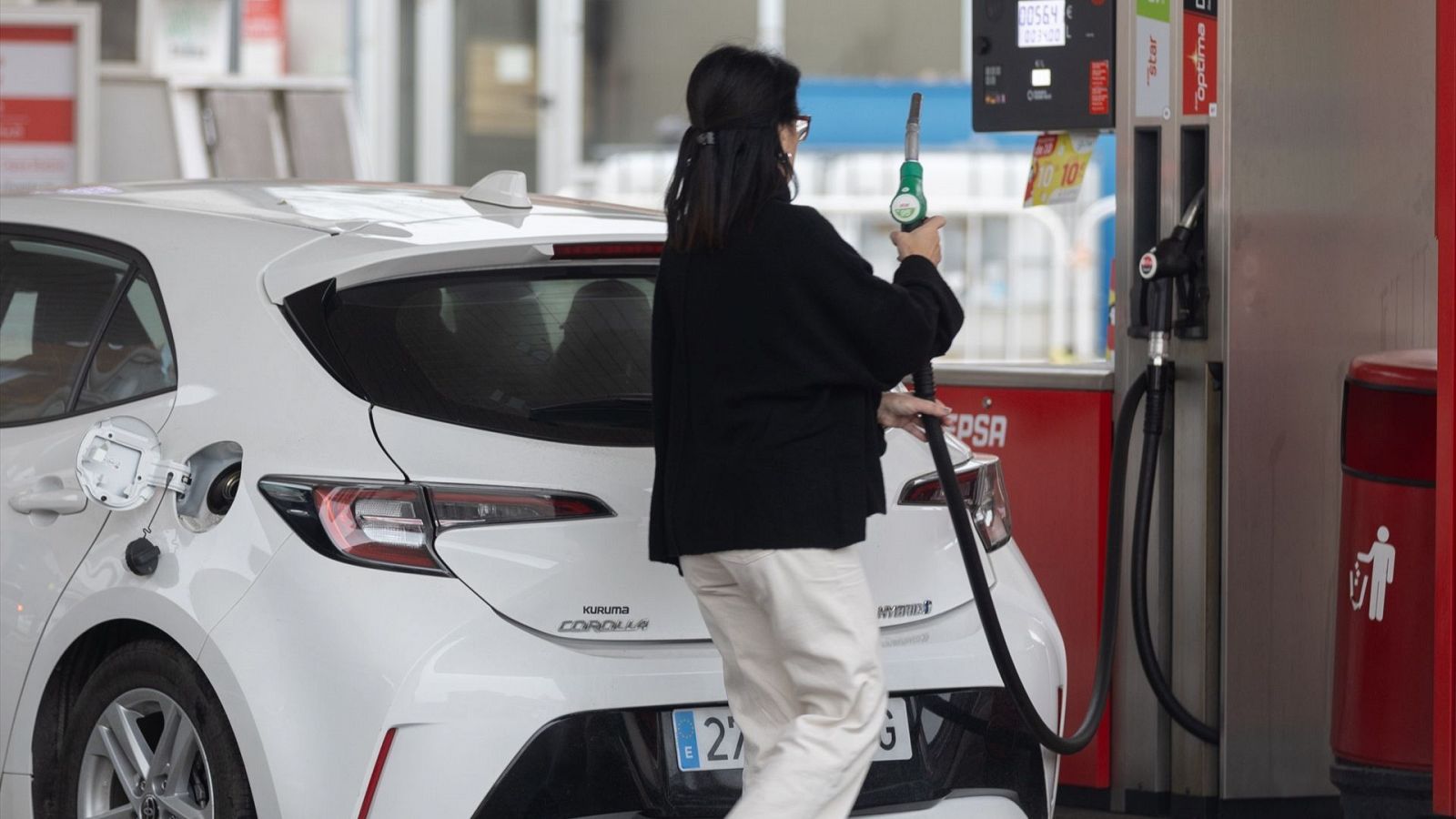 La gasolina cae por primera vez desde mediados de enero y se aleja de los máximos anuales