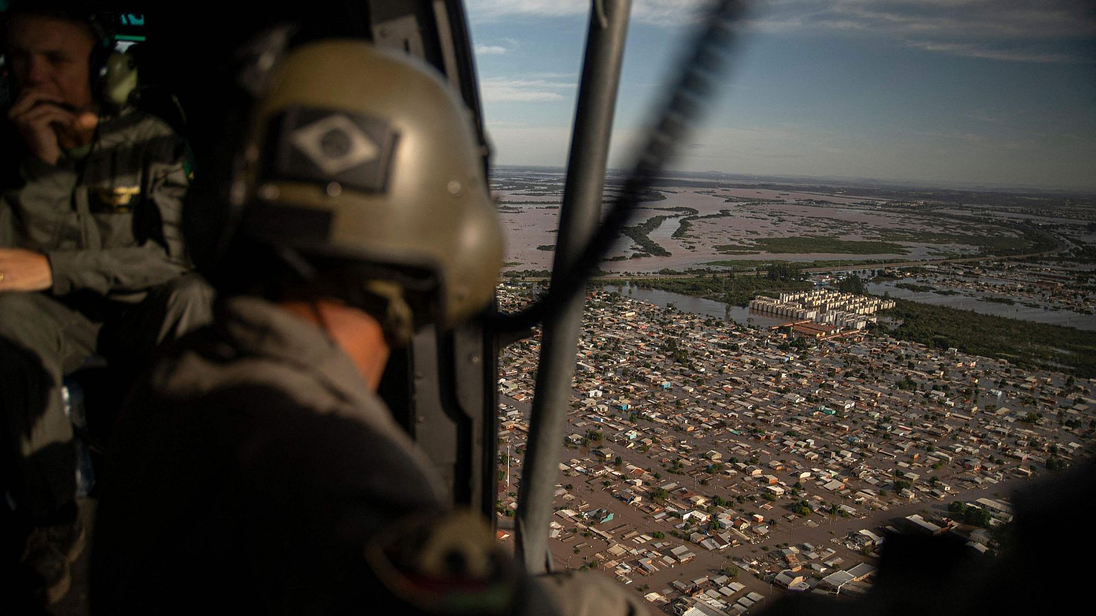 Soldados en un helicóptero del Ejército de Brasil cerca de Porto Alegre