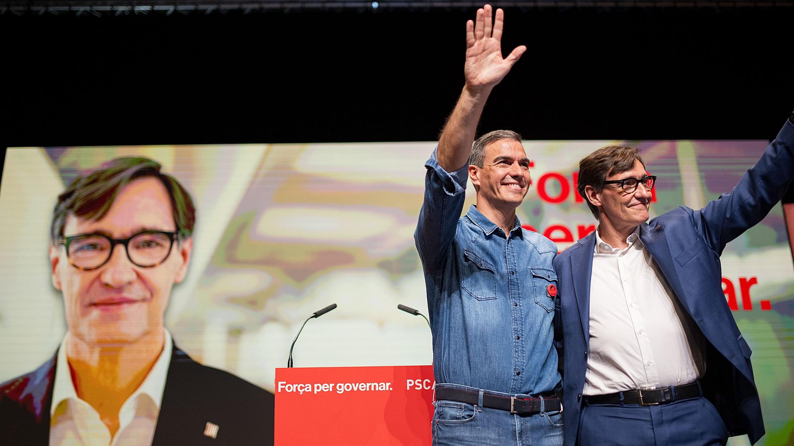 El presidente del Gobierno, Pedro Sánchez (i), y el candidato del PSC, Salvador Illa (d), durante un mitin del PS