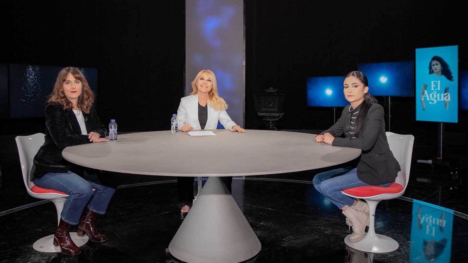 Elena López Riera y Luna Pamies junto a Cayetana Guillén Cuervo