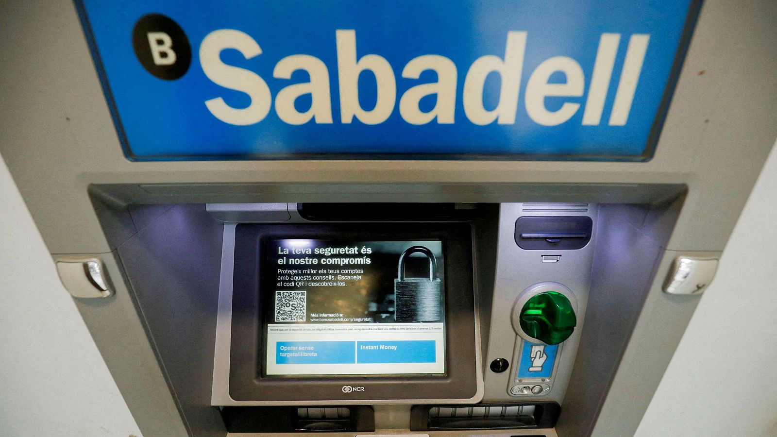 Un caixer automàtic del Banc Sabadell en una oficina de Barcelona