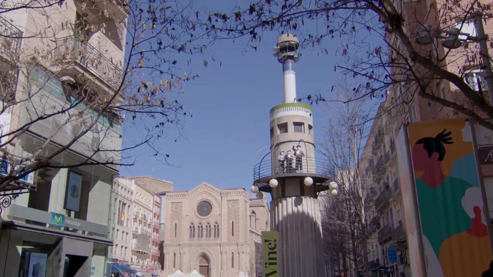 Per què hi ha un far al mig d'una plaça de Lleida?