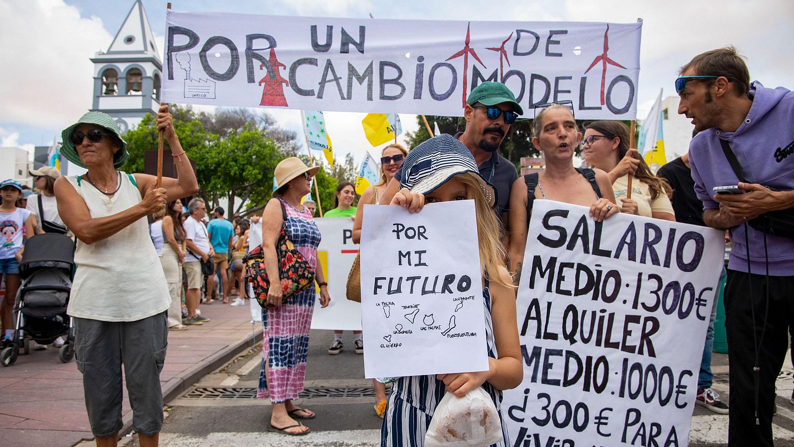 Canarias pide un cambio de modelo turístico: Manifestantes protestan contra el turismo en masa, el 20 de abril de 2024 en Fuerteventura