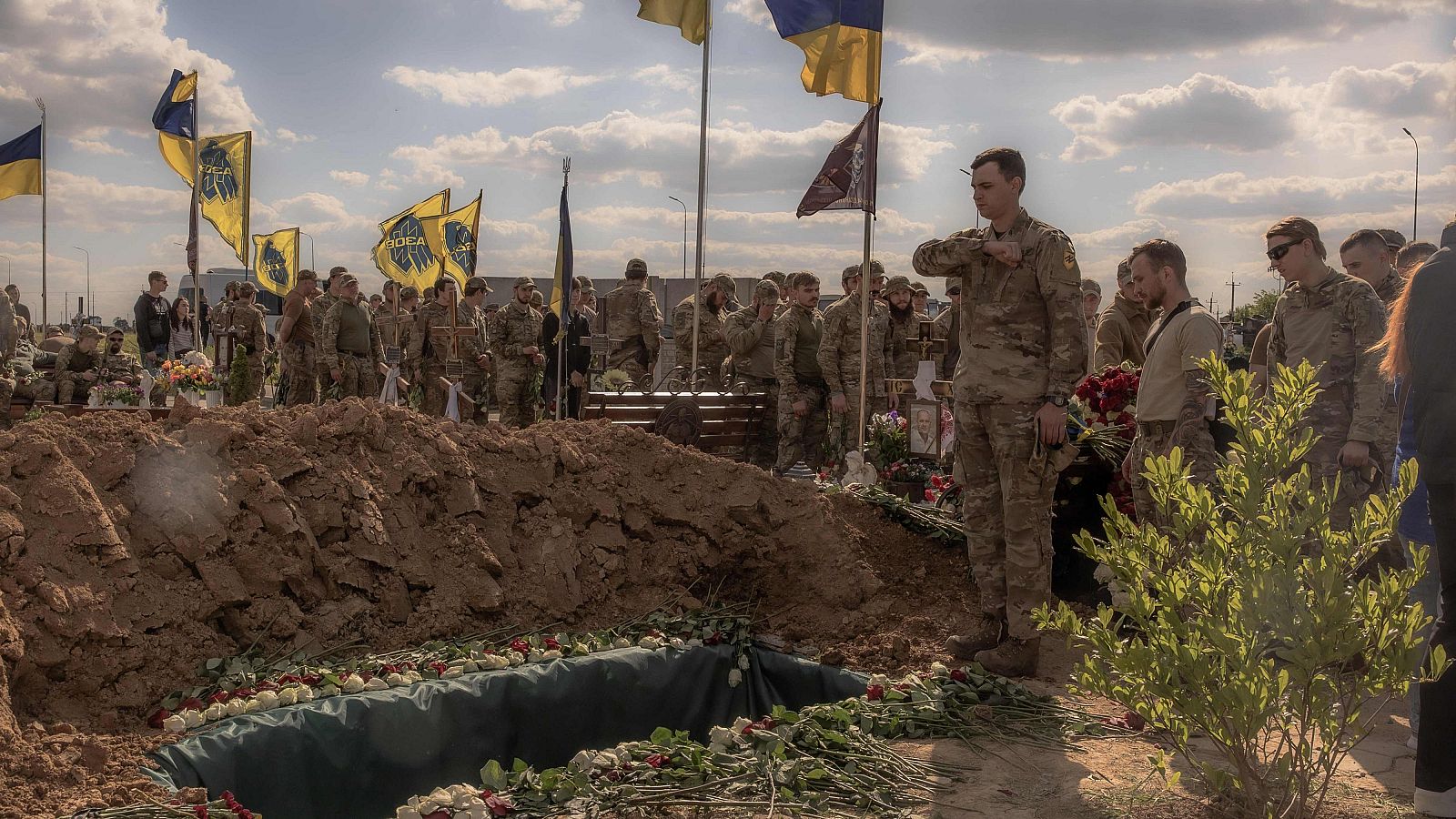 Combatientesa ucranianos de la controvertida Brigada Azov rinden homenaje ante la tumba de Nazary Gryntsevych