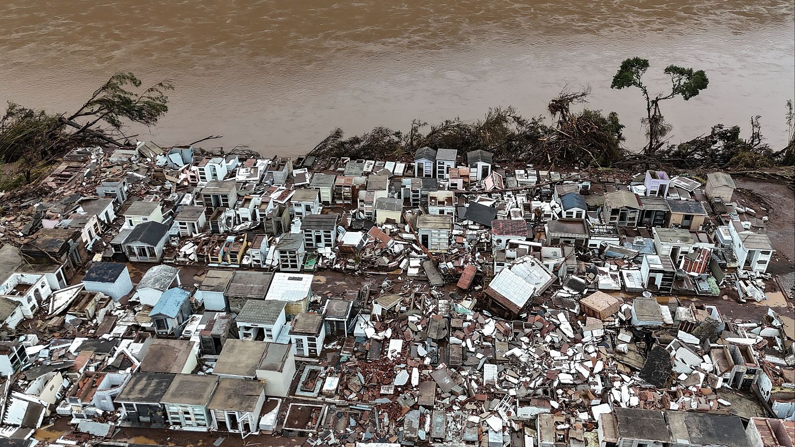 Vista aérea de un cementerio destruido tras las inundaciones en la ciudad de Muçum, de Rio Grande do Sul, en el sur de Brasil.
