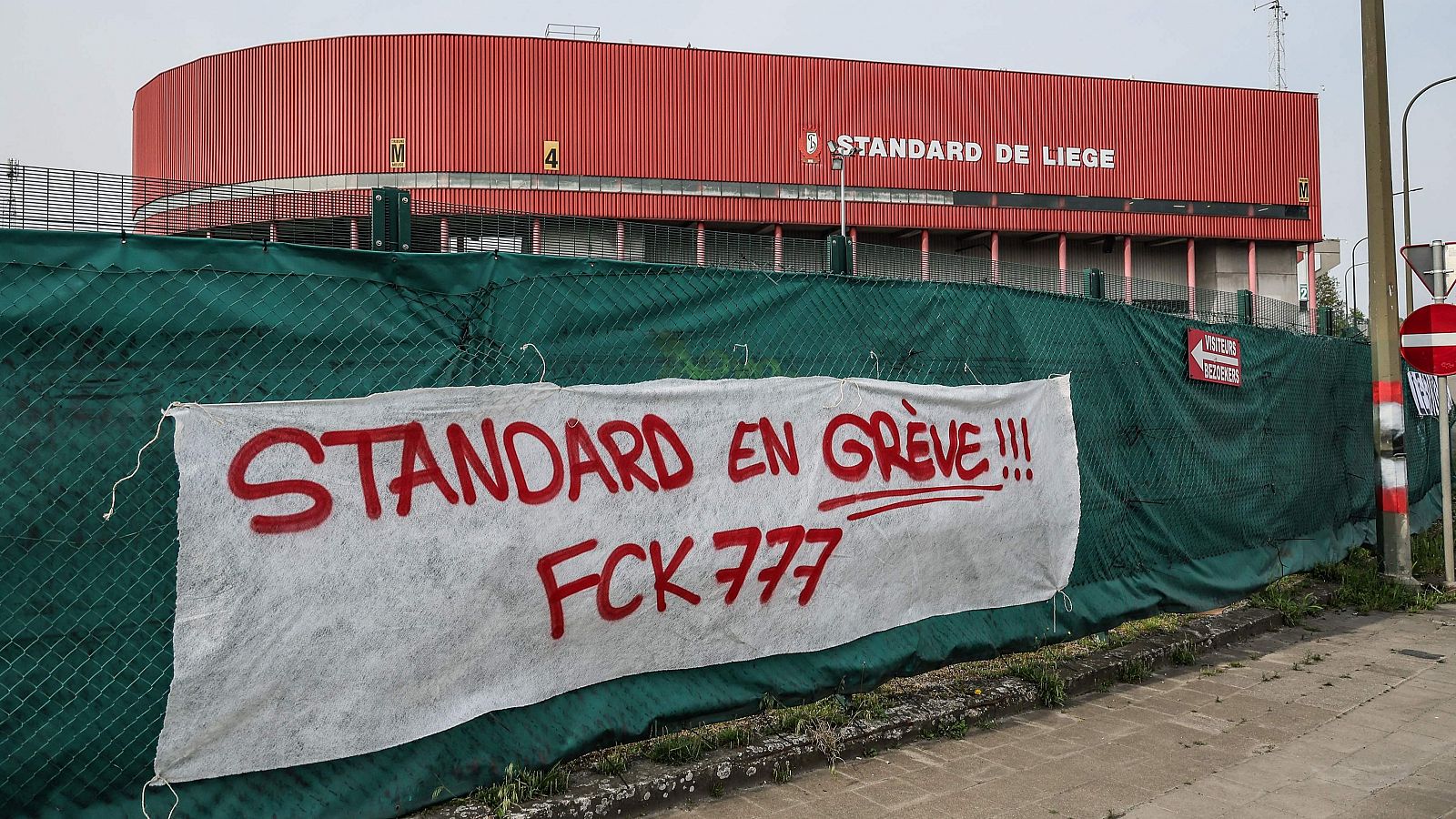 Protestas de los aficionados del Standard de Lieja contra los propietarios del club: 777 Partners.