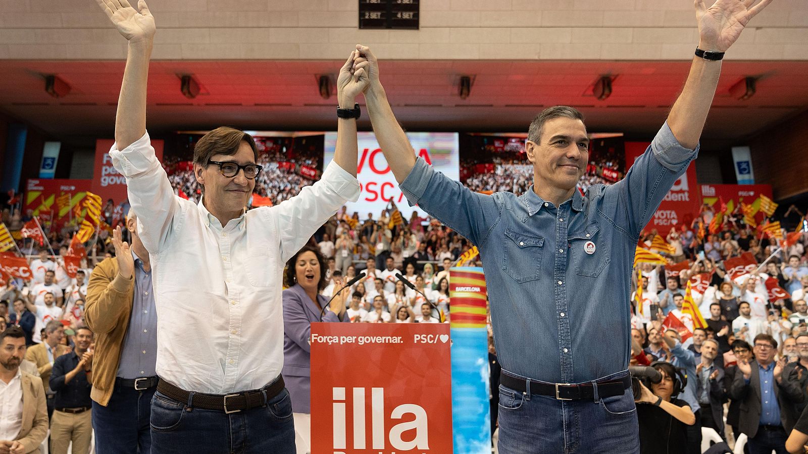 El candidato del PSC Salvador Illa (i) y el presidente del Gobierno Pedro Sánchez (d), durante un mitin del PSC