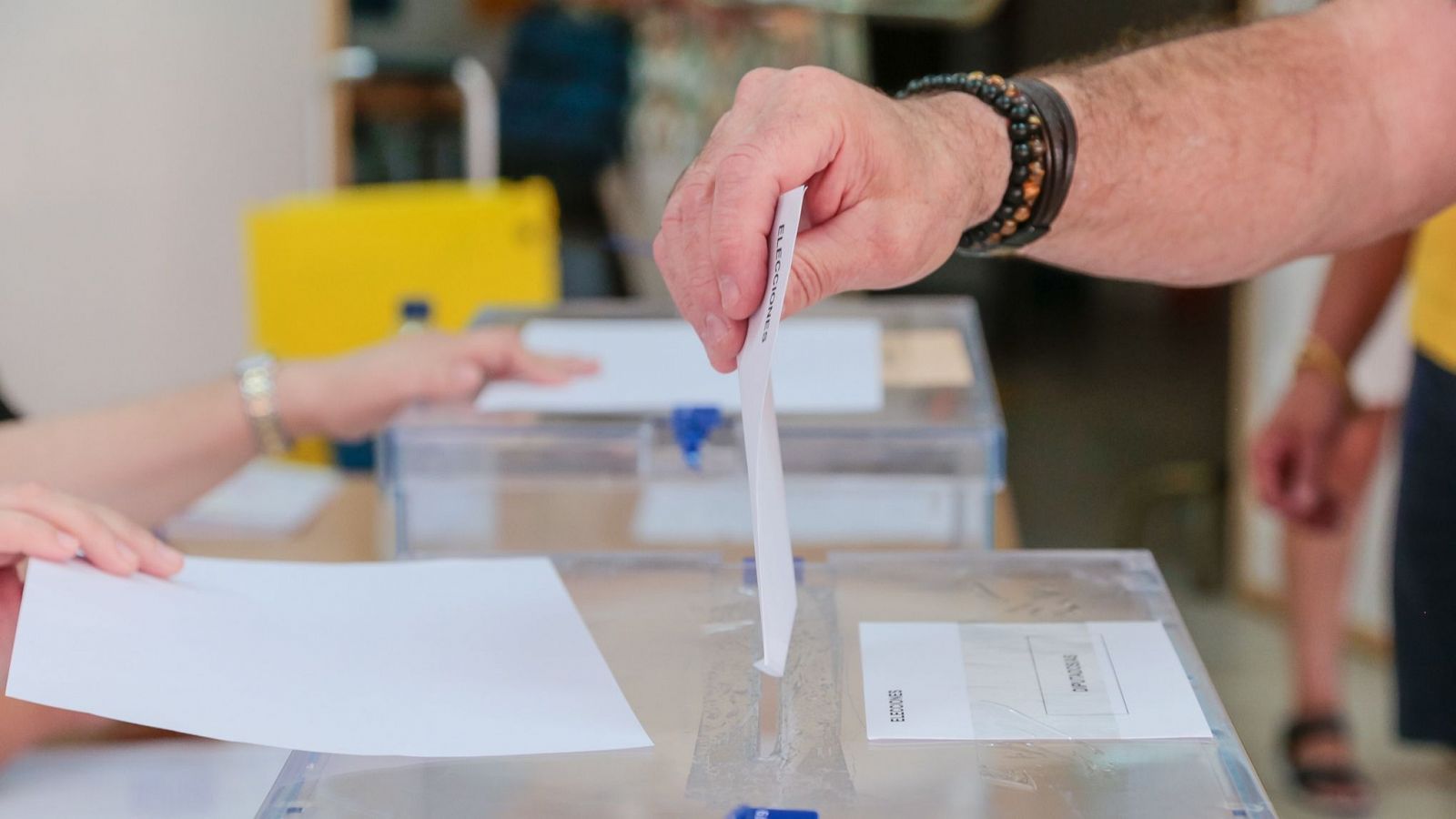 Una urna durante las elecciones catalanas de 2024