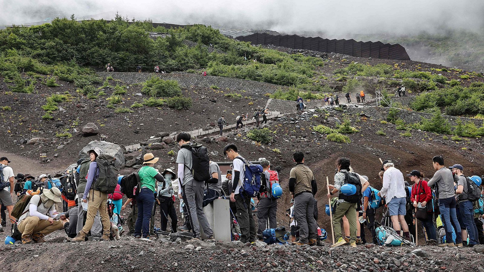 Senderistas subiendo al monte Fuji