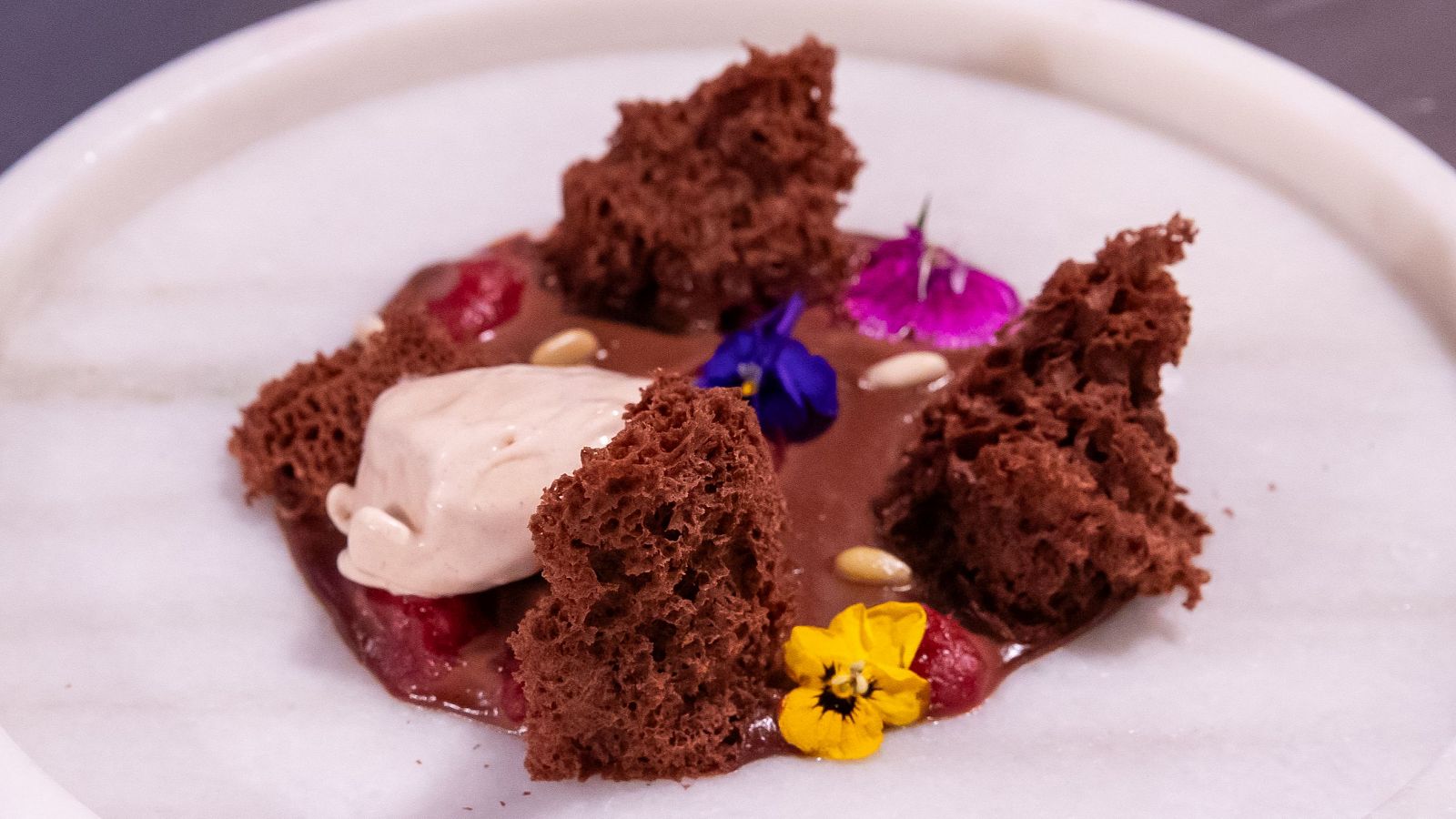 La receta de bizcocho de chocolate con gel de fresas y helado de piñones de Ángela en MasterChef 12