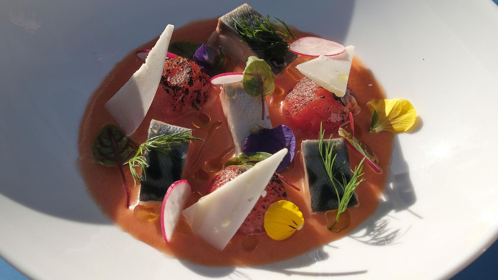 La receta de caballa, tomates confitados y gazpacho jerezano de MasterChef 12