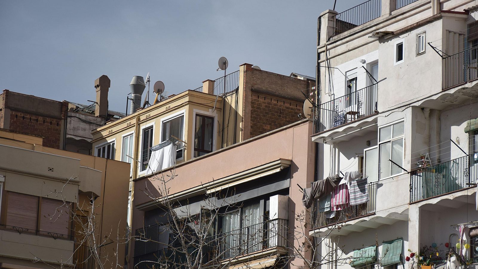 La inflació puja dues dècimes a l'abril i se situa en el 3,3% impulsada pel preu de l’habitatge i l’alimentació.