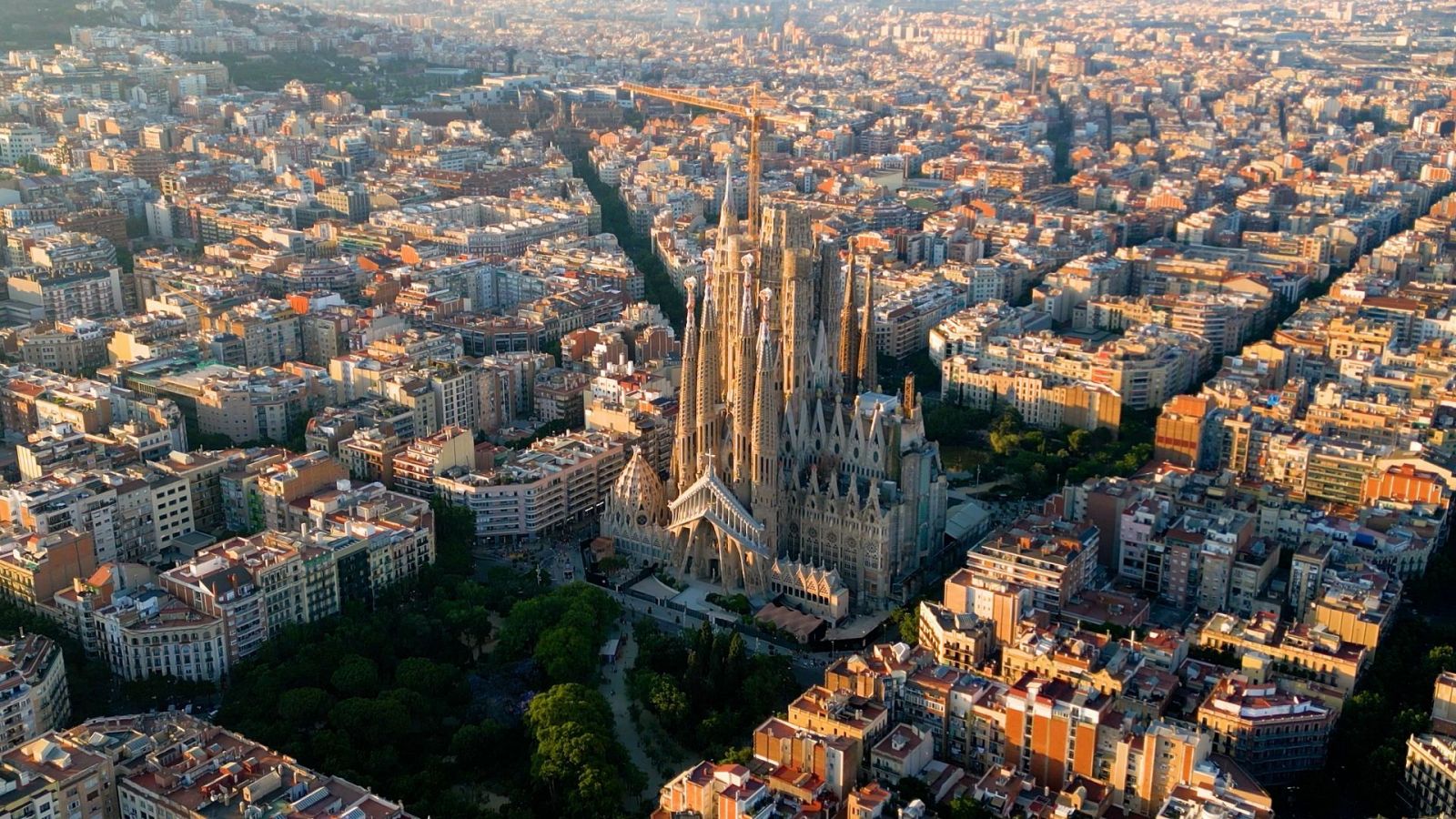 Barrio residencial del Eixample de Barcelona y la famosa Basílica de la Sagrada Familia
