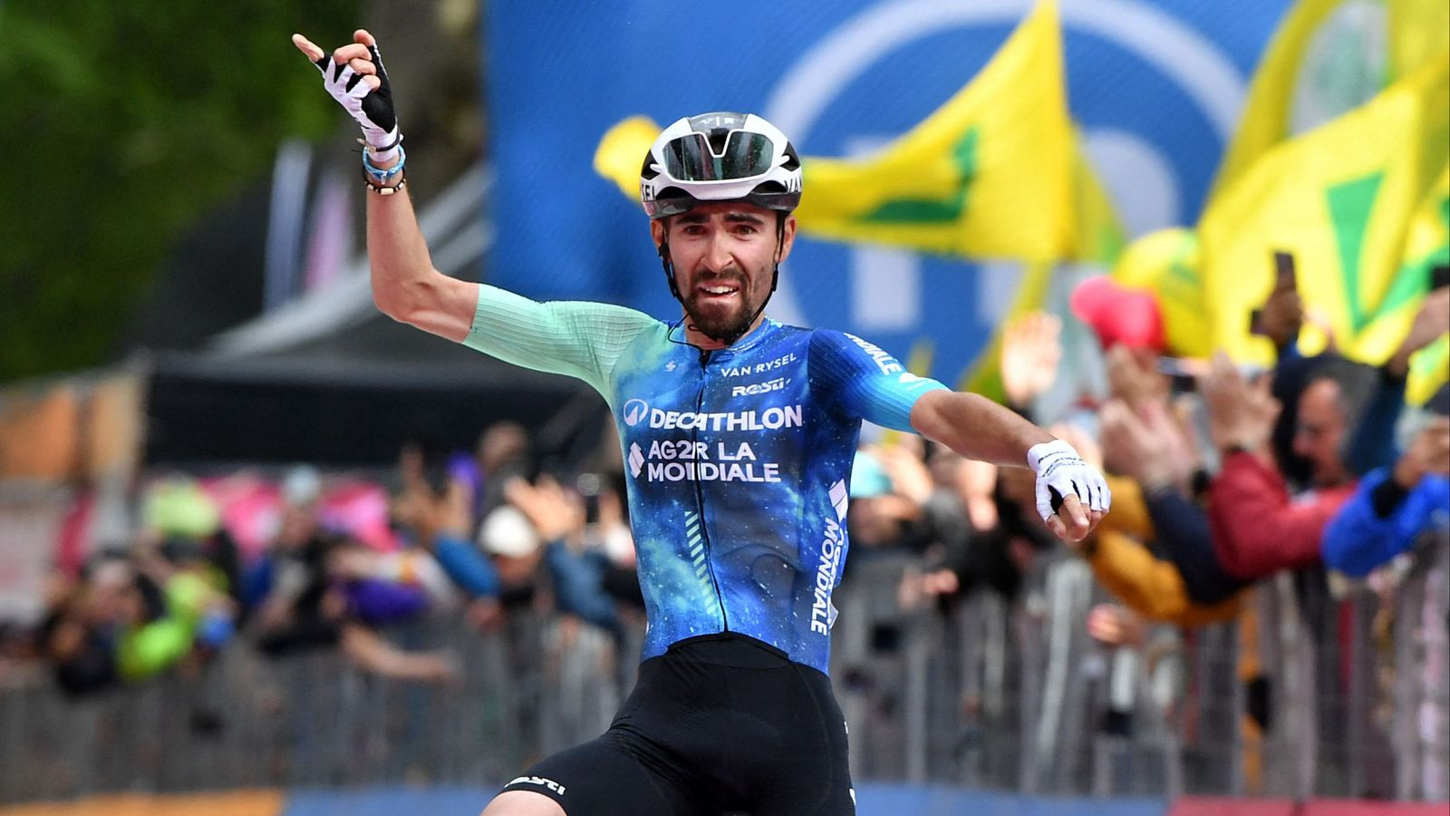 Valentin Paret-Peintre celebra su victoria de etapa en el Giro