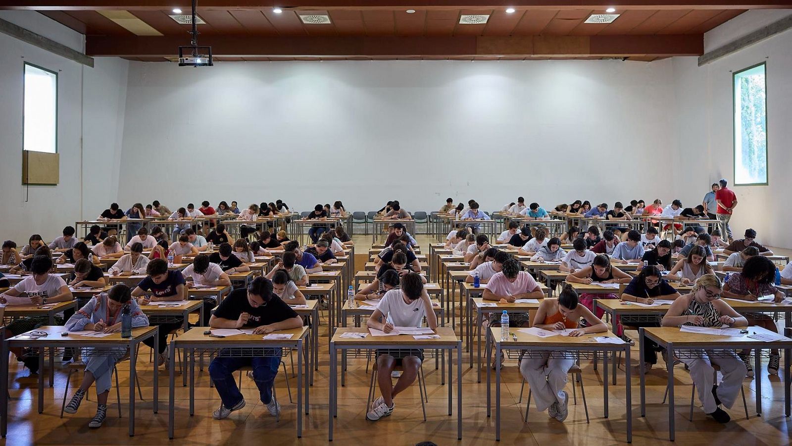 Estudiantes momentos antes de la prueba EVAU en Talavera de la Reina (Toledo, Castilla-La Mancha).