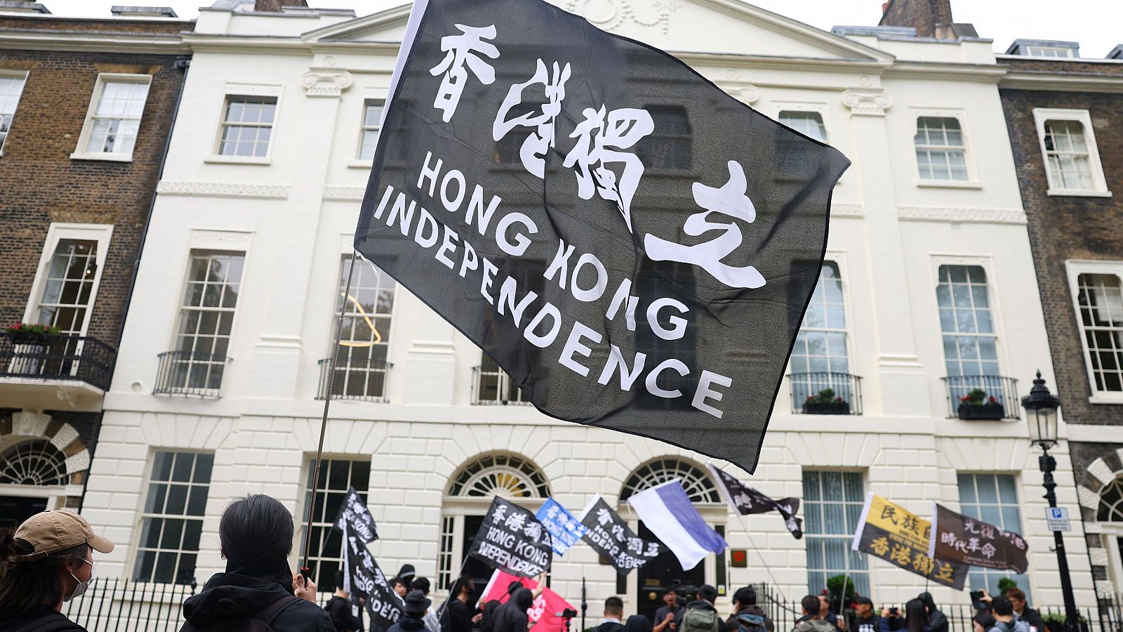 Varias personas manifestándose frente a la Oficina Económica y Comercial de Hong Kong