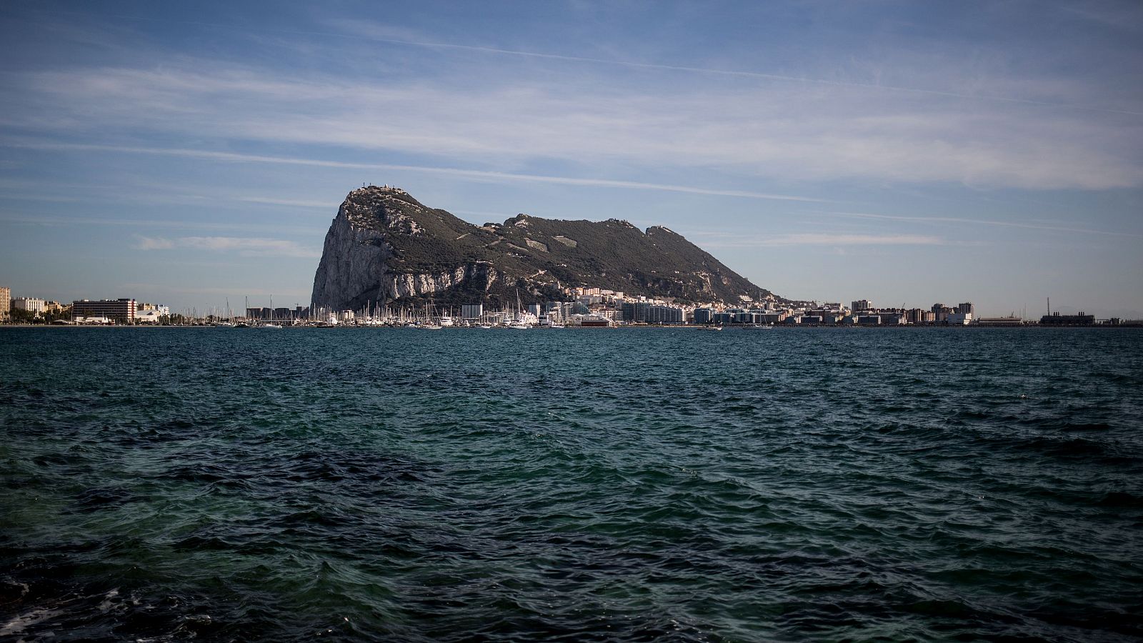 Vista aérea del Peñón de Gibraltar visto desde la vecina ciudad española de La Línea