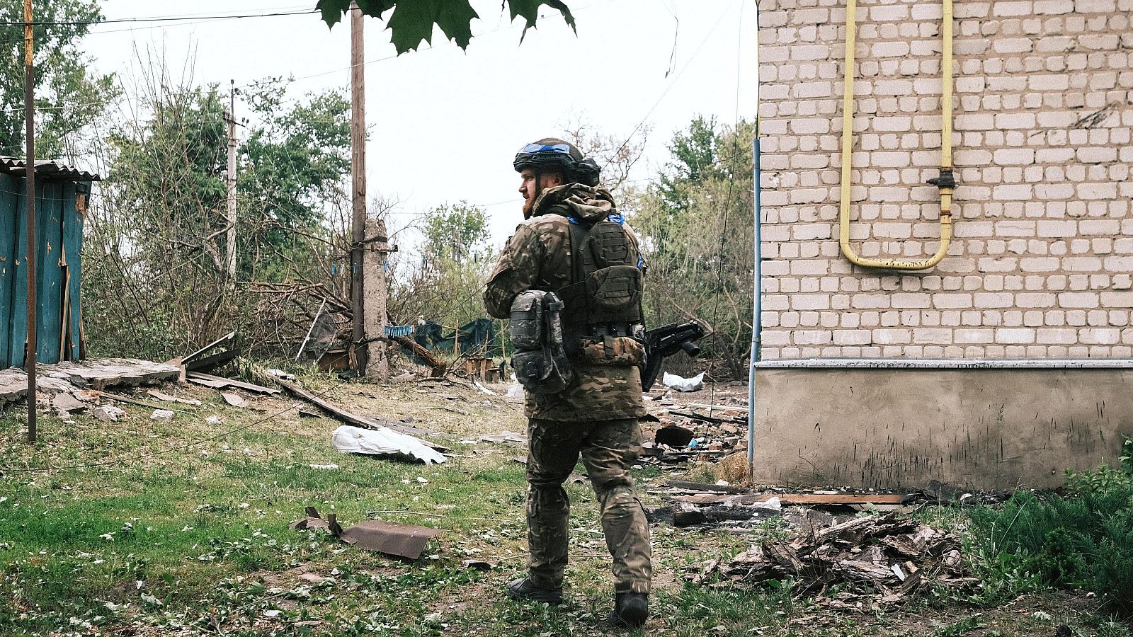 Un policía ucraniano inspecciona la zona durante la evacuación de la población local de los territorios fronterizos con Rusia