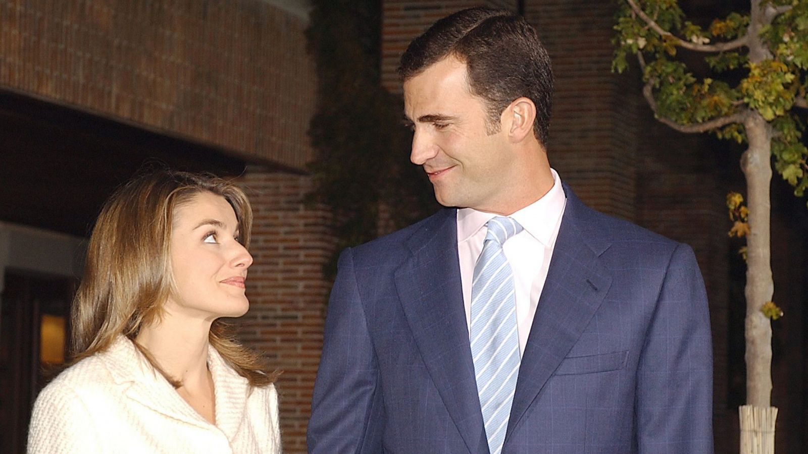 Felipe VI y Letizia Ortiz se miran tras empezar a salir